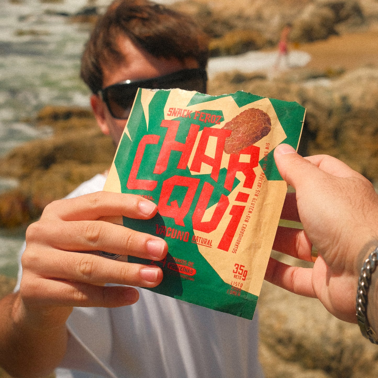 Detalle de chips de charqui de vacuno con especias, textura crujiente y sabor intenso